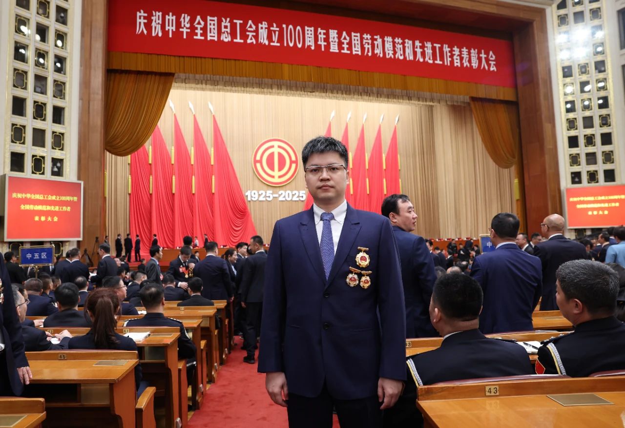 崔巍在人民大会堂接受“全国劳动模范”荣誉表彰！